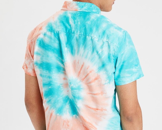 แต่งตัวตามเทรนด์ใส่เสื้อมัดย้อมไปทะเล
