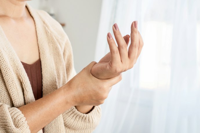 ทำไมผิวมือถึงเหี่ยวย่นเร็วกว่าผิวส่วนอื่น