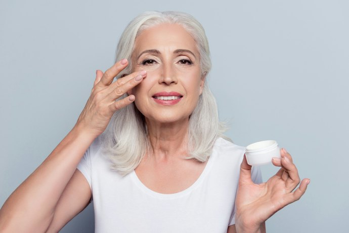 อายครีมสำหรับวัย 50 แตกต่างจากอายครีมวัยอื่นอย่างไร
