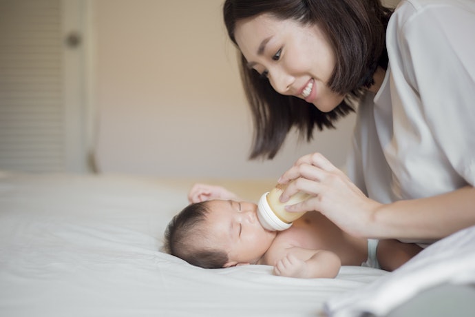 นมผงเด็กแรกเกิดรับประทานได้ถึงอายุเท่าไร และทดแทนนมแม่ได้หรือไม่