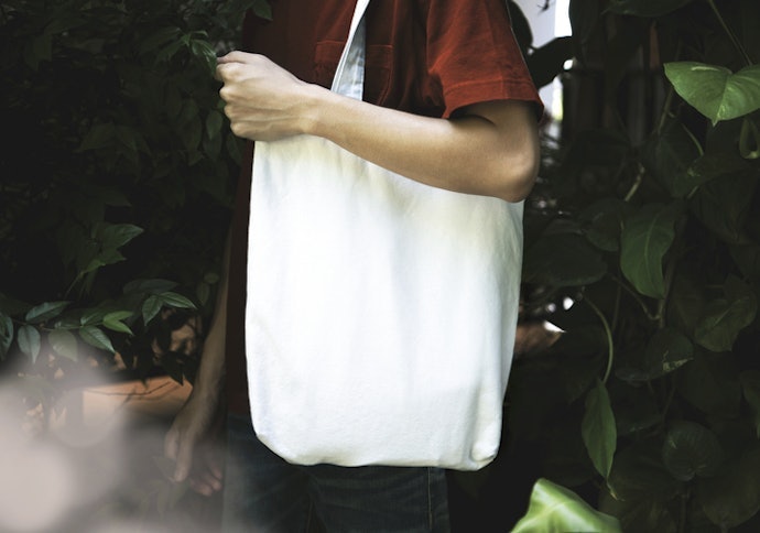 ควรเลือกกระเป๋า Tote Bag ผู้ชาย สีอะไรให้ใช้ได้นาน