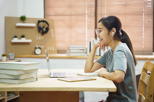 เลือกคอร์สเรียนที่สถาบันสอนภาษาฝรั่งเศสหรือแบบคอร์สออนไลน์