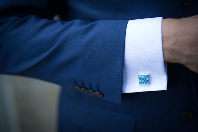 เลือกสี Cufflinks ให้เข้ากับเสื้อสูทและเนคไท