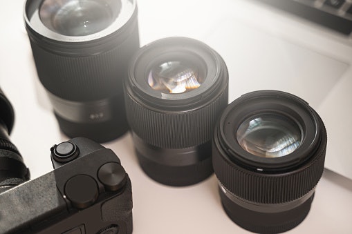 ตรวจสอบน้ำหนักของตัวกล้อง DSLR และเลนส์