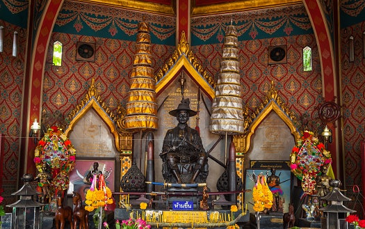 นำดอกไม้สีแดงมาเป็นของไหว้พระเจ้าตากสิน