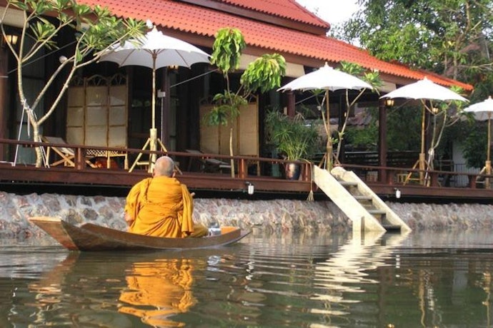 เลือกที่พักอัมพวาที่มีกิจกรรมใส่บาตรตอนเช้า