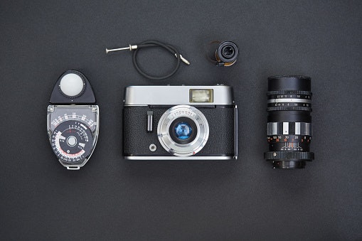 ตรวจสอบอุปกรณ์เสริมที่มากับกล้องฟิล์ม SLR