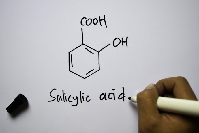 ยาทาตาปลาที่เหมาะสมจะต้องมีสาร Salicylic Acid ที่มีฤทธิ์เป็นสารผลัดเซลล์ผิวทำให้ผิวหนังหลุดลอกออก