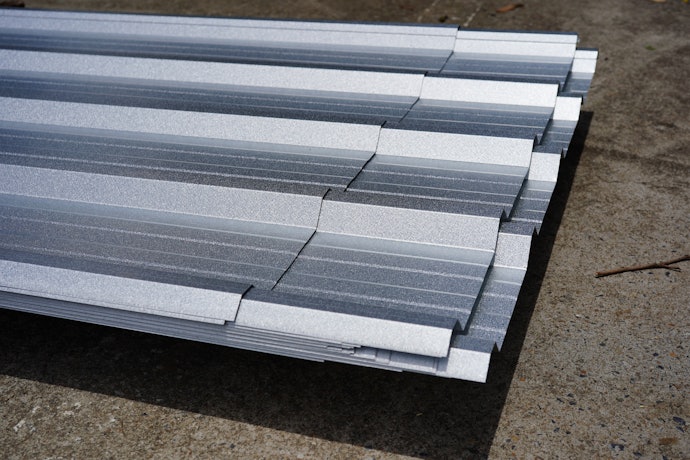 ควรมีฉนวนกันความร้อนแบบ Sandwich Panel ที่สอดไส้ตรงกลางระหว่างแผ่นเหล็กสองด้าน
