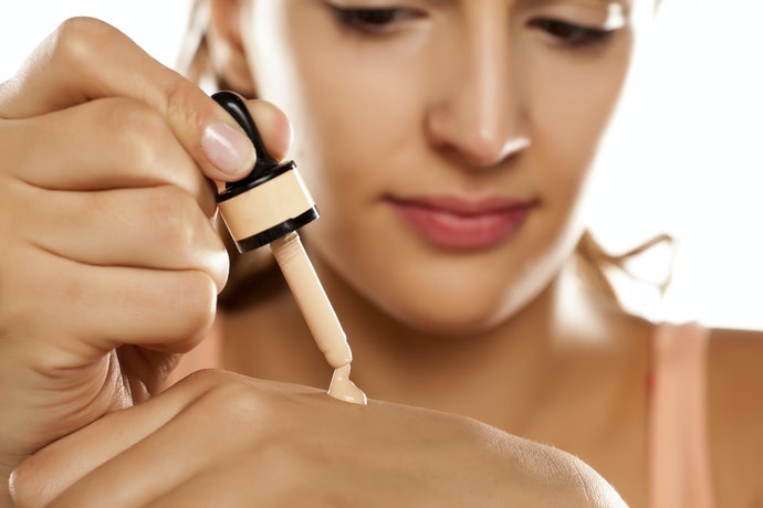 รองพื้นแบบลิควิด (Liquid Foundation) เนื้อบางเบา เกลี่ยง่าย