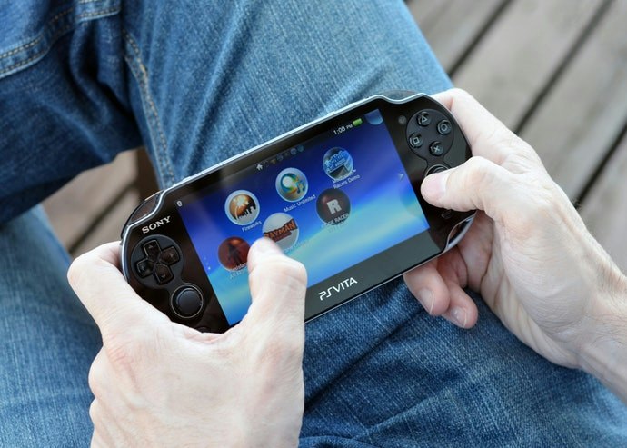 ถ้าชอบเล่นนอกสถานที่ ให้เลือกเกมที่รองรับบนเครื่องเกม PS Vita และ 3DS