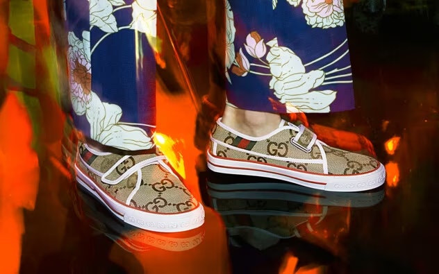 ตรวจสอบรอยเย็บของรองเท้า Gucci