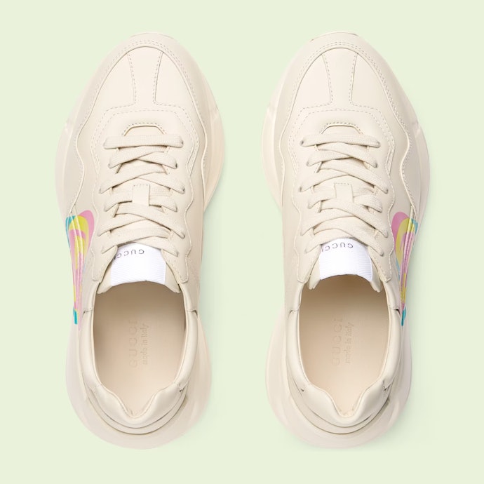 ตรวจสอบพื้นรองเท้าของรองเท้า Gucci