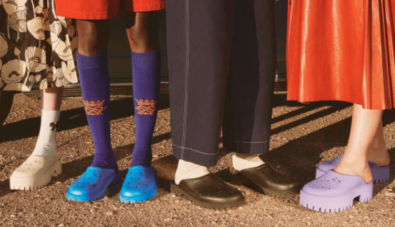 ตรวจสอบวัสดุและลวดลายของรองเท้า Gucci