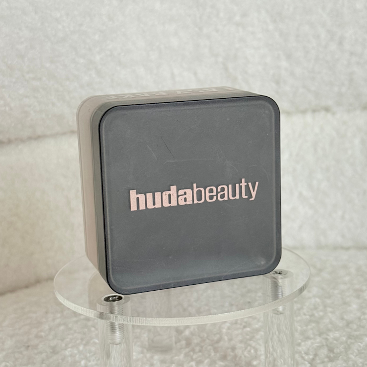Huda Beauty Huda Beauty Easy Bake Loose Powder Translation missing: th.activerecord.decorators.item_part_image/alt