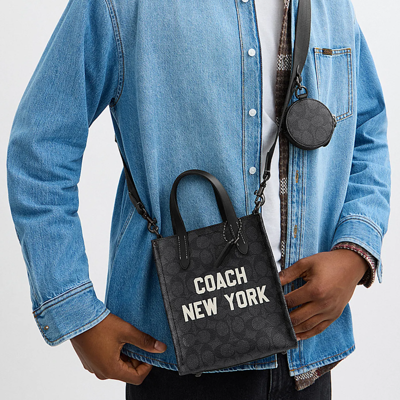 กระเป๋าโท้ท Relay Tote Bag 17 In Signature Canvas With Coach Graphic 3