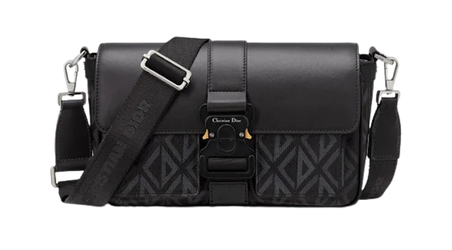 กระเป๋า Dior ผู้ชาย รุ่น Dior Hit The Road Bag with Strap  2