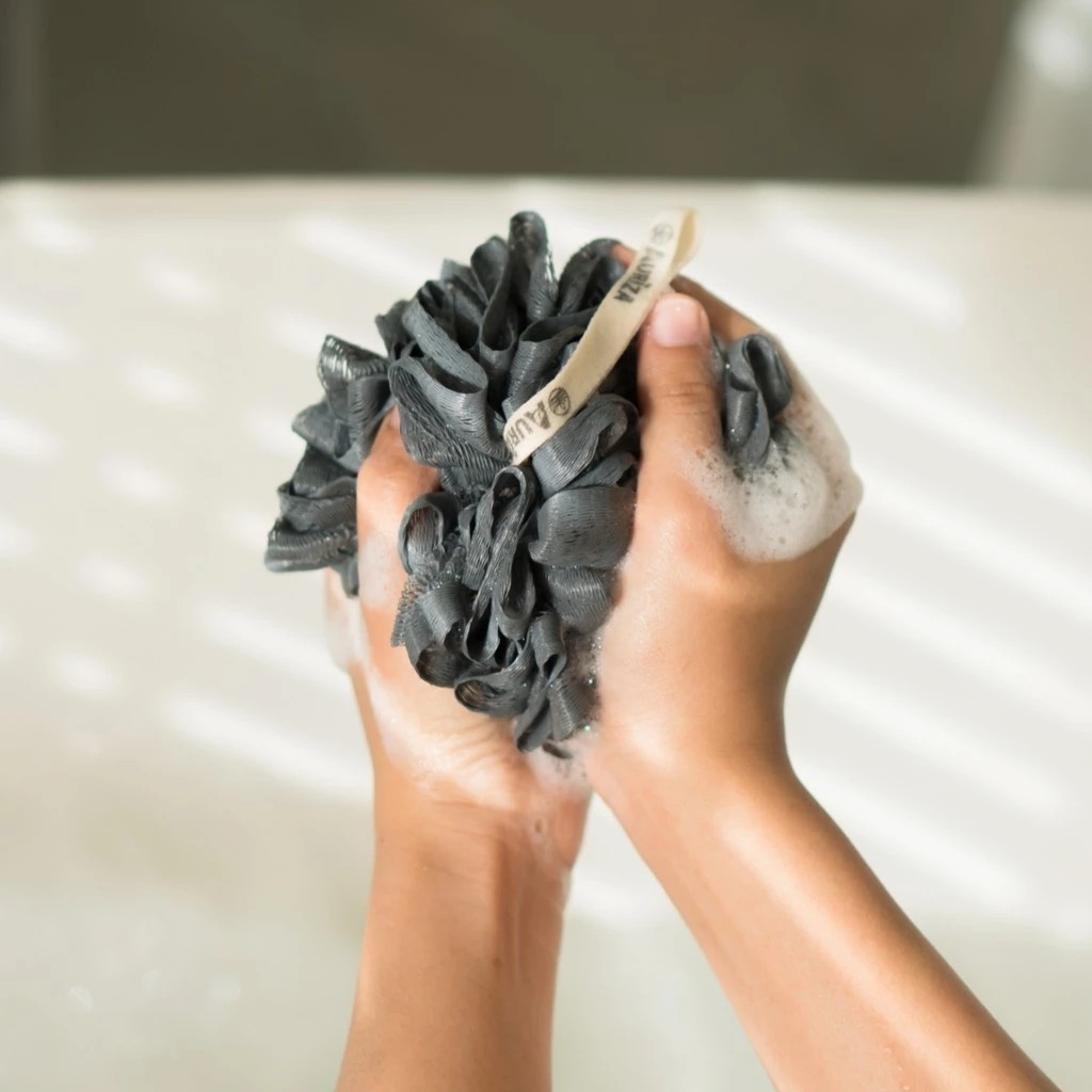 ใยขัดผิว Black Charcoal Bath Lilly 3