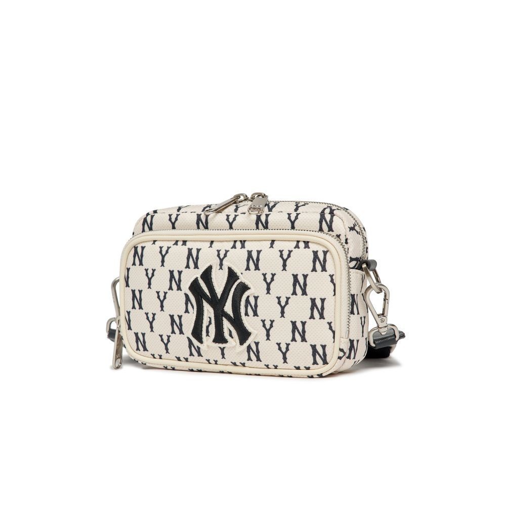 กระเป๋าสะพาย Monogram รุ่น 3ACRS012N 3