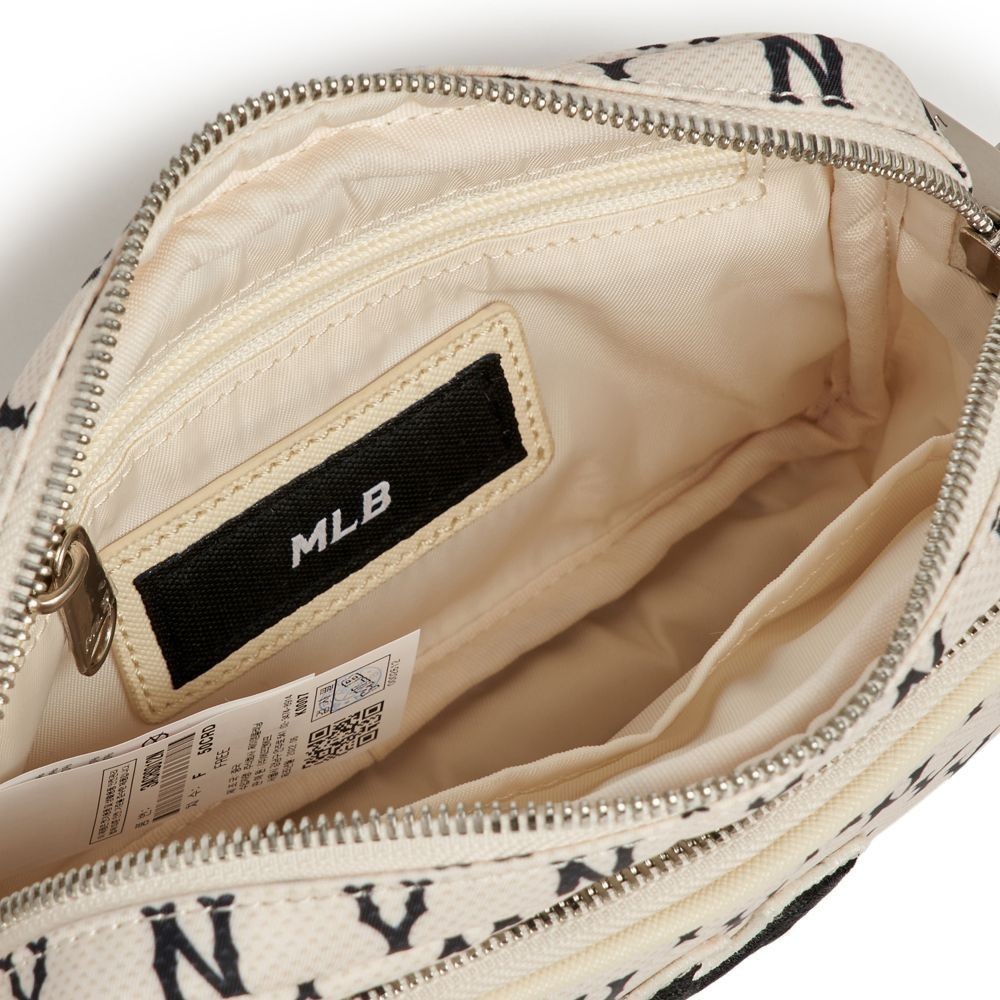 กระเป๋าสะพาย Monogram รุ่น 3ACRS012N 6