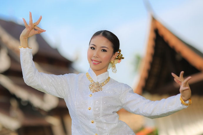 ตรวจสอบเนื้อผ้า การตัดเย็บชุดไทยจิตรลดา เพื่อความสะดวกในการสวมใส่