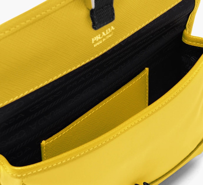 เลือกกระเป๋า PRADA ผู้ชาย แบบผ้า Nylon คลาสสิกตลอดกาล