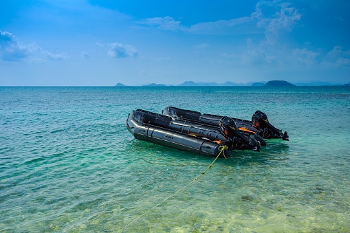 เลือกเรือยางเป่าลมที่ติดตั้งเครื่องยนต์ได้
