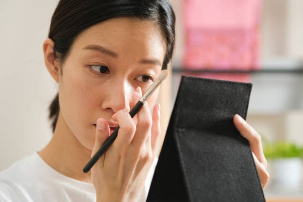 สำหรับมือใหม่หัดแต่งหน้า Eye Primer เนื้อฝุ่นแบบไม่มีสีจะใช้งานง่ายที่สุด