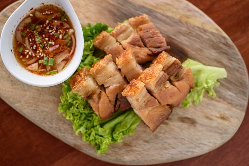 เลือกร้านหมูกรอบที่มีน้ำจิ้มแถมมาให้