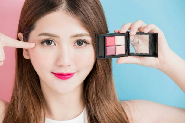 เลือกสีของสติ๊กเกอร์ติดตาสองชั้นให้เข้ากับสีผิวหรือสีอายแชโดว์ที่ใช้งาน