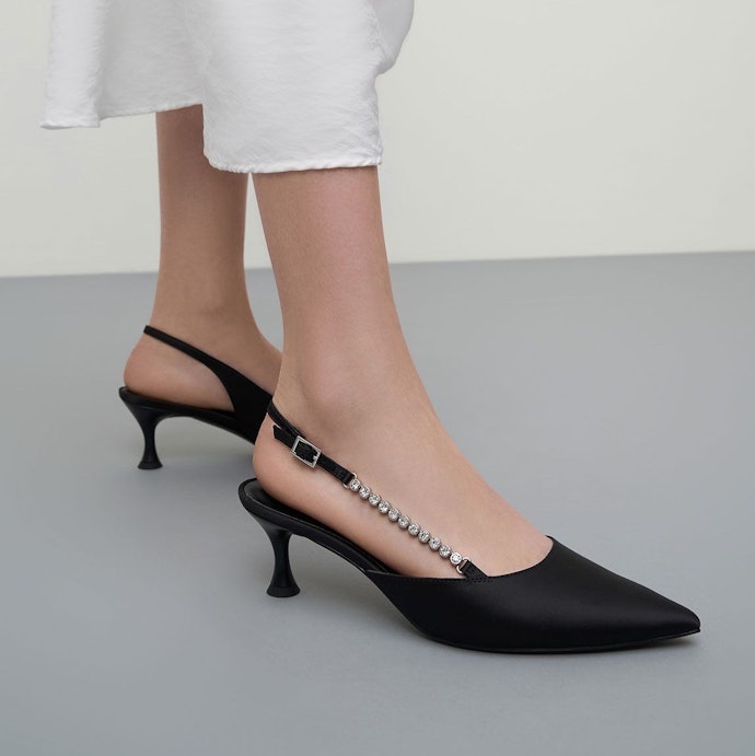 เลือกจากความสูงของรองเท้าส้นสูง Charles & Keith