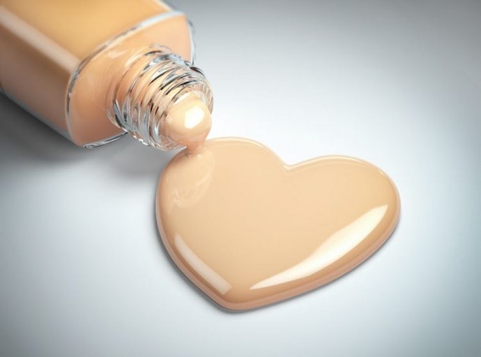 หลีกเลี่ยงรองพื้นที่มีส่วนผสมของ Oil หรือพวกที่เน้นผิว Dewy ให้หน้าดูฉ่ำวาว