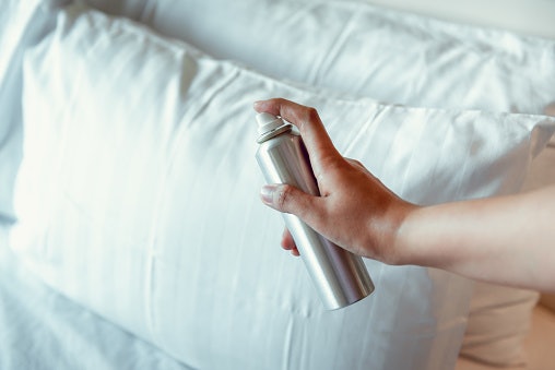 เลือก Pillow Mist ที่มีส่วนผสมของสารสกัดที่ช่วยให้นอนหลับสบายขึ้น