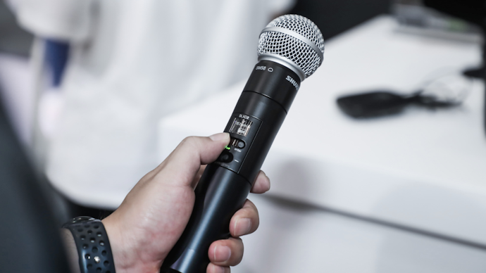 เลือกไมค์ลอย SHURE ที่สามารถปรับคลื่นความถี่ได้