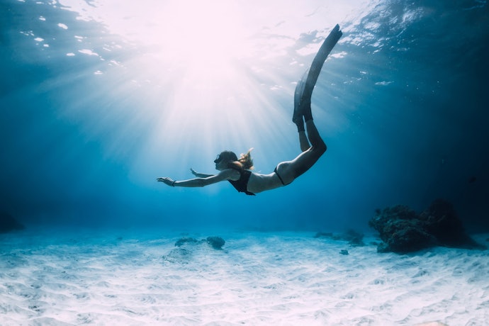 เลือก Fin Freedive ที่น้ำหนักเบาและช่วยในการทรงตัวได้ดี