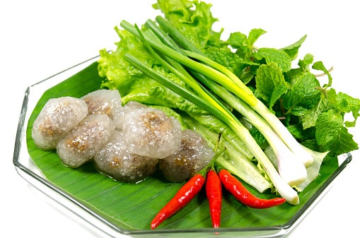 เลือกสาคูไส้หมูที่มาพร้อมพริกและผักเครื่องเคียง