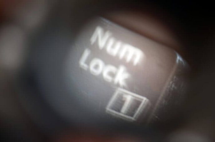 ตรวจสอบให้ดีว่าคีย์บอร์ดตัวเลข มี “ระบบ Independent NumLock” หรือไม่
