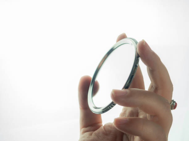 เลือกรุ่นที่มีเลนส์เคลือบมัลติโค๊ต (Multicoated Lenses) เพื่อลดแสงสะท้อน