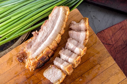 เลือกหมูกรอบที่ทำสดใหม่ ไม่เหม็นหืน