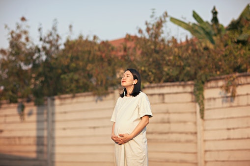 เลือกชุดคลุมท้องที่มีขนาดใหญ่กว่าไซซ์จริงเพื่อรองรับการขยายของร่างกาย