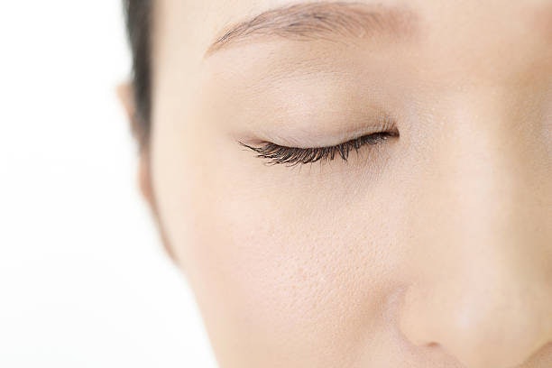 สำหรับการแต่งหน้าออกงานหรือทำกิจกรรมกลางแจ้ง ให้เลือกใช้ Eye Primer ที่เป็นสูตรคุมมัน