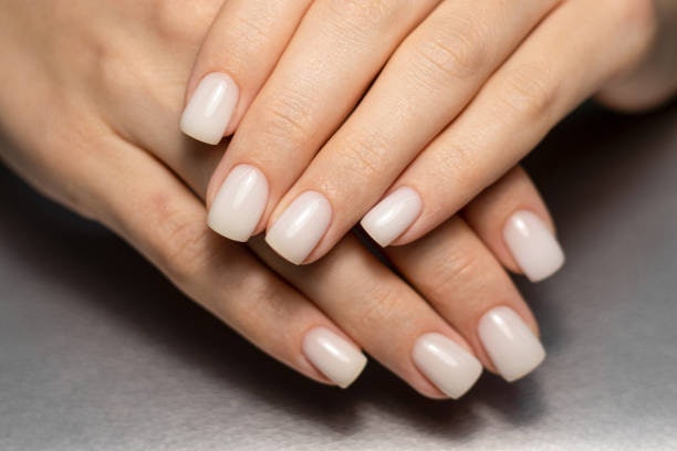 สำหรับคนที่ต้องการพักเล็บชั่วคราวสามารถเลือก Base Coat สีใสหรือสีนู้ดที่ใช้ทาแทนยาทาเล็บได้ มีสารบำรุงเล็บ