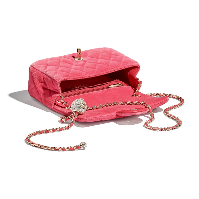 เลือกกระเป๋า CHANEL รุ่นที่สีและขนาดได้ตามการใช้งานและสไตล์ของตนเอง
