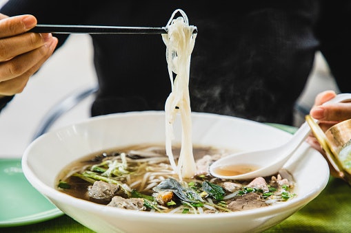 เลือกน้ำซุปก๋วยเตี๋ยวแบบผงหรือแบบน้ำ