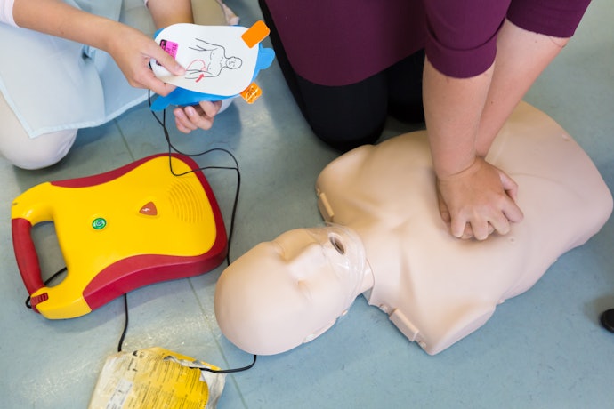 เลือกเครื่อง AED ที่มีอุปกรณ์สำหรับการใช้งานครบครัน
