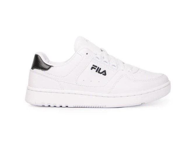 ชอบลุคแคชชวล เลือกรองเท้าผ้าใบ Fila ทรงเรียบง่าย เช่น OLD MONEY