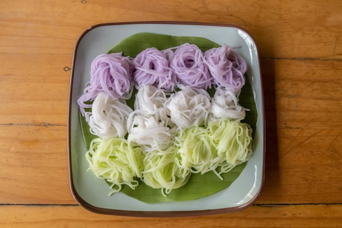เลือกเส้นขนมจีนอบสมุนไพร สีสวยน่ารับประทาน