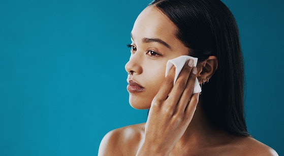 หากต้องเดินทาง หรือทำความสะอาดหน้าเร่งด่วนใช้ Cleansing Wipes
