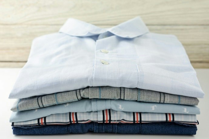 ตรวจสอบวัสดุผ้าของเสื้อเชิ้ตผู้ชาย เพื่อความสวยงาม