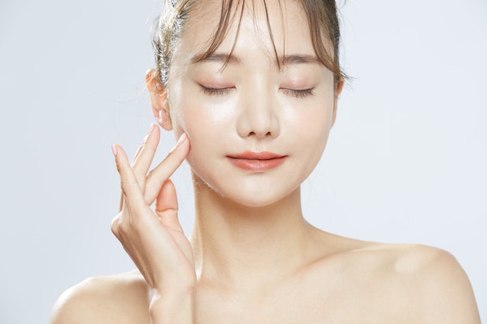 หากมีปัญหาผิวหมองคล้ำร่วมด้วย แนะนำให้มองหาสูตรที่มีส่วนผสมของ Niacinamide หรือ วิตามินซี